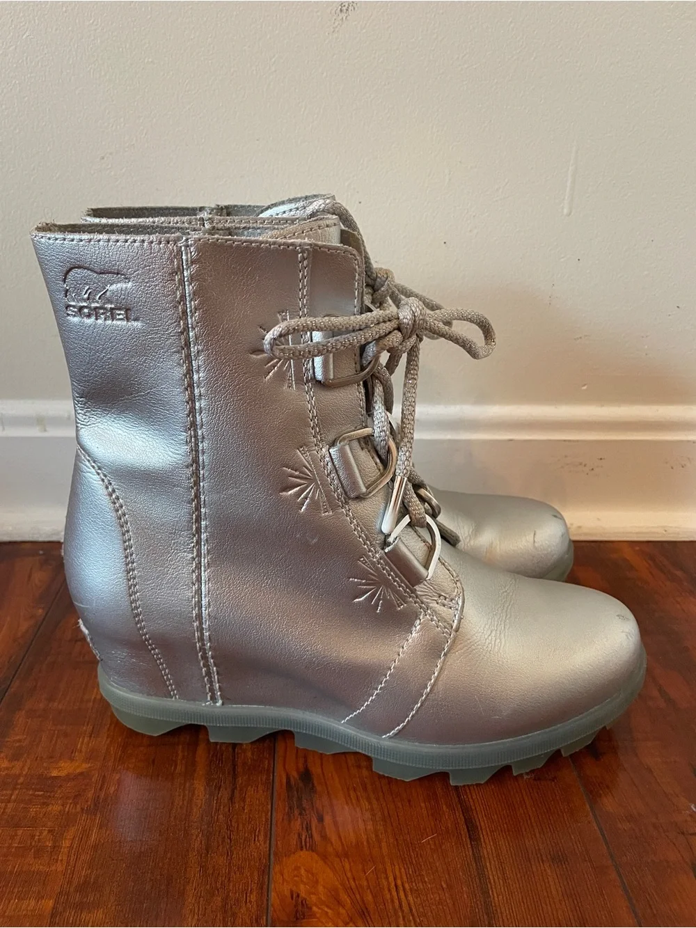 Sorel x Disney Joan of Arctic Wedge Frozen Snowflakes Silver Lace Up Boots 5